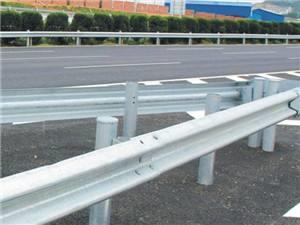 高速公路护栏板为何要使用波形护栏板呢？