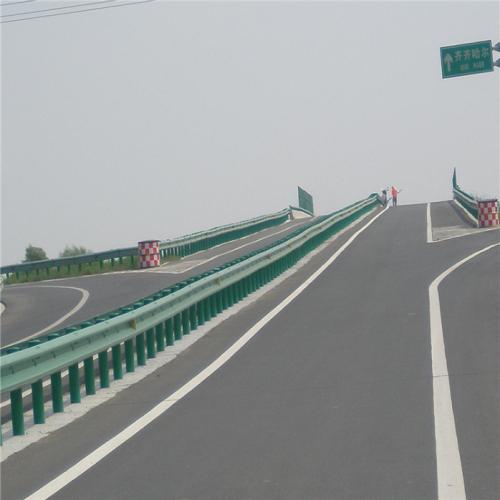 高速公路护栏板在高速上的作用？